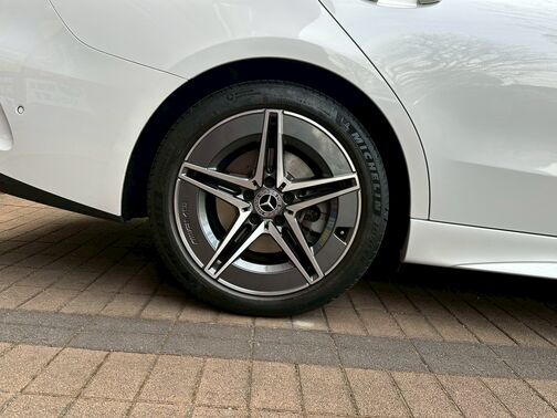 外車の中で「ほどよいサイズ感」のCクラスの良さを最大限ひき出す足回りです。
