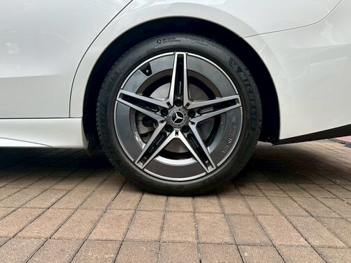 外車の中で「ほどよいサイズ感」のCクラスの良さを最大限ひき出す足回りです。