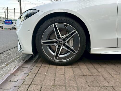 外車の中で「ほどよいサイズ感」のCクラスの良さを最大限ひき出す足回りです。
