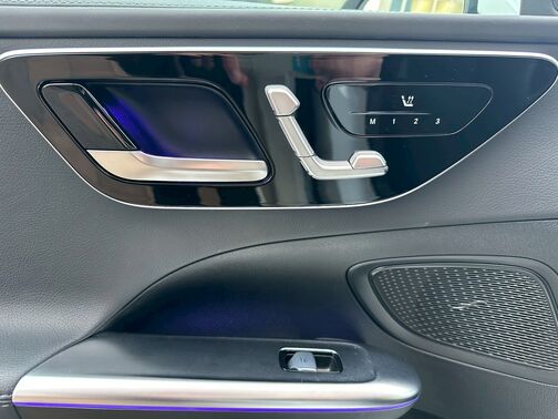 電動シートで微調整が可能なので、運転を更に快適にいたします。