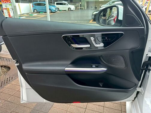 電動シートで微調整が可能なので、運転を更に快適にいたします。