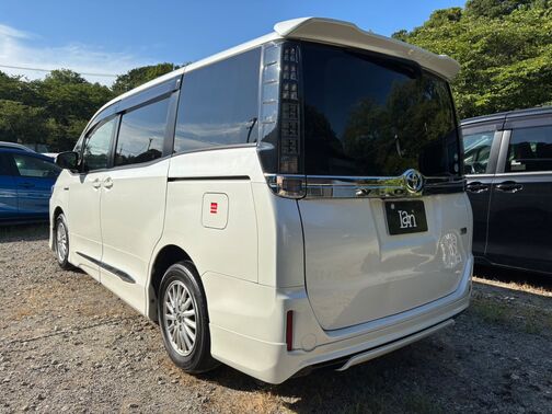 人気色の白色ボディ、モデリスタエアロ付き！