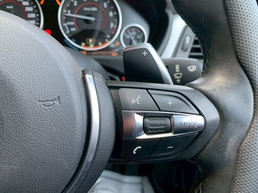 【友達追加の方法②】車両画像の2枚目のQRコードをLINEで読み込んで友達追加できます。