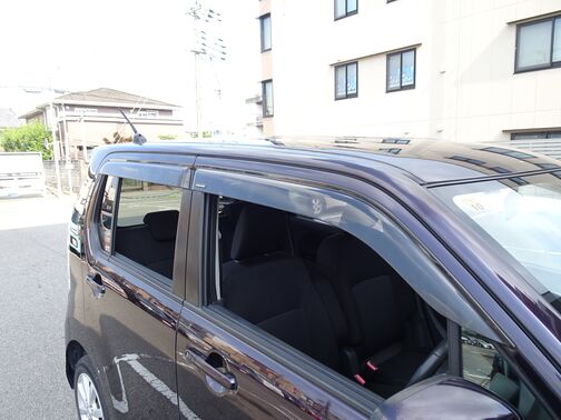 【ドアバイザー】雨の日の換気に役立つバイザー付きです。バイザーが有るのと無いのとでは雨天時のストレスが違います