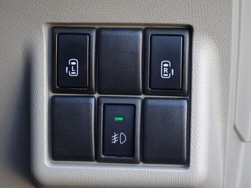 【両側電動スライドドア】ボタンを押すだけでスライドドアの開閉が可能。もちろんキーからの操作も可能。お子様を抱いている時・両手いっぱいの荷物を持ってる時など非常に役立ちます