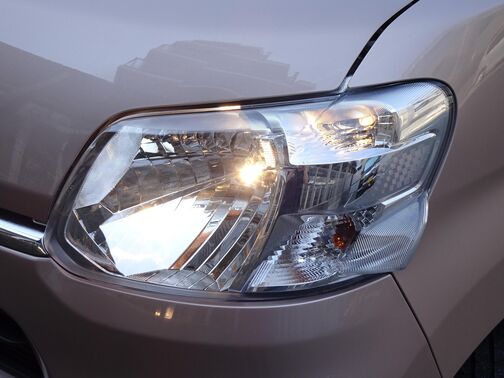 【ハロゲンライト】暗い夜道や視界の悪い日でも快適なドライブが可能！『ＬＥＤ』や『ＨＩＤ』といったさらに明るくスタイリッシュなヘッドライトにもＯＰで変更可能です
