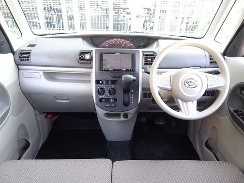 【インパネ周り】視界がよく運転しやすい設計となっております。インパネ周りもすっきりと洗練されたデザインで高級感が溢れています☆日々のドライブを飽きさせません