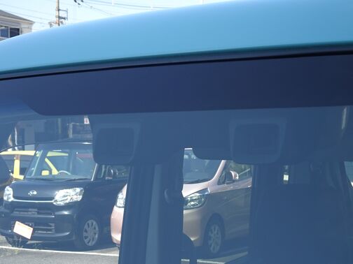 【衝突被害軽減装置】前方の車両や歩行者と衝突する可能性がある場合に作動し、自動的に停止又は減速することにより衝突回避や衝突被害の軽減ができるので安心