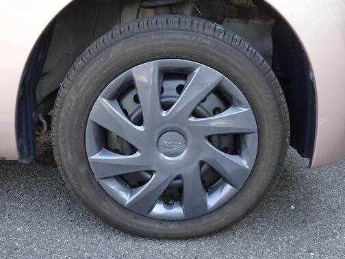 【14インチホイールキャップ】車に良く似合う純正ホイールキャップが装備されています。各種社外アルミホイールや、スタッドレスタイヤも取扱いしております。是非ご相談ください