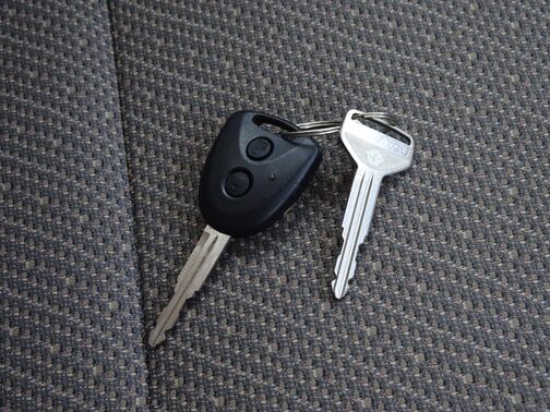 【キーレス】少し離れた場所からでもボタン一つでドアの開錠・施錠ができるのでとっても便利。ドアの鍵穴周りに傷をつけることもありません