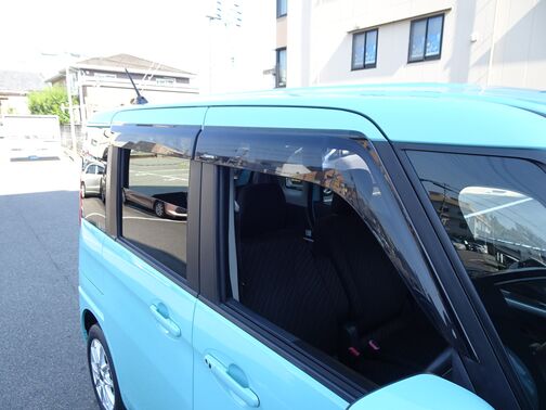 【ドアバイザー】雨の日の換気に役立つバイザー付きです。バイザーが有るのと無いのとでは雨天時のストレスが違います
