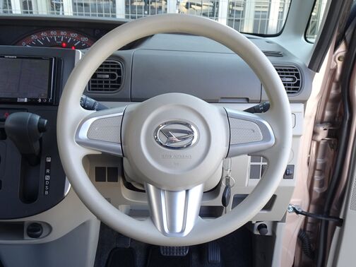 【純正ステアリング】手にしっかり馴染みとても運転しやすいハンドルです♪高級感もにじみ出ております☆