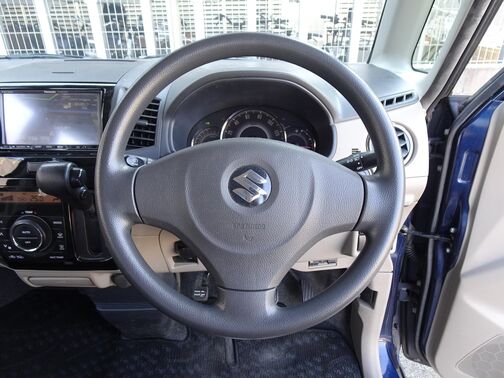 【純正ステアリング】手にしっかり馴染みとても運転しやすいハンドルです♪高級感もにじみ出ております