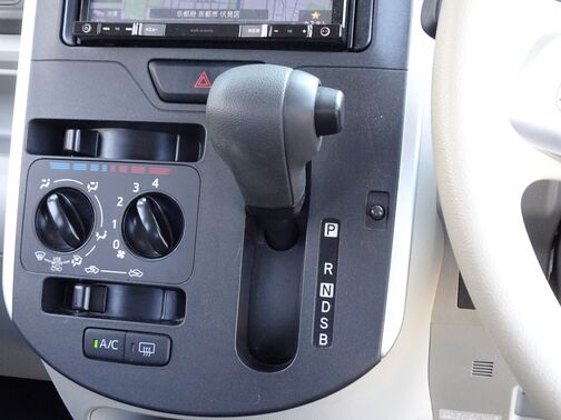 【シフトレバー】シフトもとても操作しやすいデザインになっております！運転する人の事を第一に考えた操作性の高い仕様です