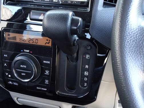【シフトレバー】シフトもとても操作しやすいデザインになっております！運転する人の事を第一に考えた操作性の高い仕様です
