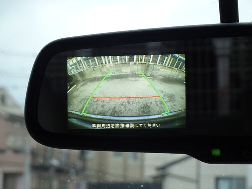 【バックカメラ】カラーで後方の映像を映してくれます☆障害物や車庫入れの際の確認もとれて安心ですね