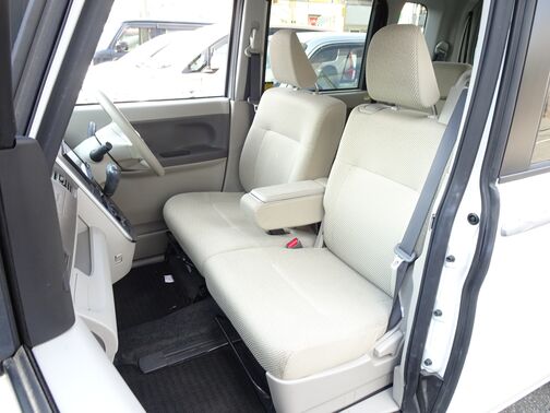 【運転席＆助手席】汚れが目立ちにくく、優雅にドライブをお楽しみいただけます♪座り心地もバッチリです☆是非一度ご体感下さいませ