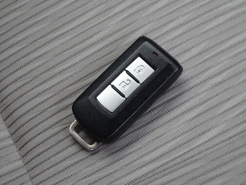 【スマートキー＆プッシュスタート】鍵を挿さずにポケットに入れたまま鍵の開閉、エンジンの始動まで行えます。今となっては当然の装備ですね