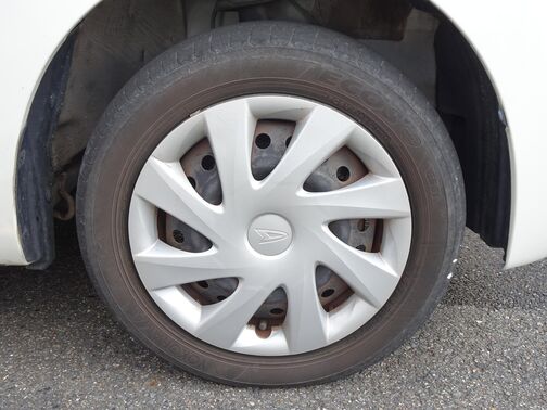【ホイールキャップ】車に良く似合う純正ホイールキャップが装備されています