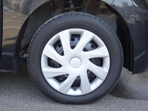 【14インチホイールキャップ】車に良く似合う純正ホイールキャップが装備されています。各種社外アルミホイールや、スタッドレスタイヤも取扱いしております。是非ご相談ください