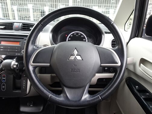 【純正ステアリング】手にしっかり馴染みとても運転しやすいハンドルです♪高級感もにじみ出ております