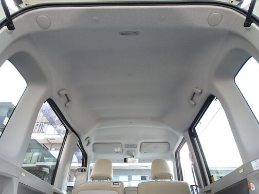 【天井】シミや垂れ、タバコ焦げなどございません。キレイな状態が保たれており、ご納車前にさらに丁寧にクリーニングさせて頂きます