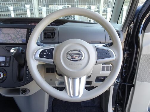 【純正ステアリング】手にしっかり馴染みとても運転しやすいハンドルです♪高級感もにじみ出ております