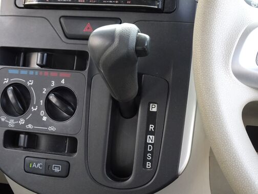 【シフトレバー】シフトもとても操作しやすいデザインになっております！運転する人の事を第一に考えた操作性の高い仕様です