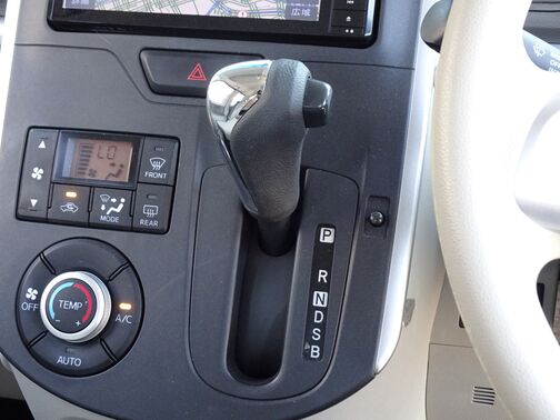 【シフトレバー】シフトもとても操作しやすいデザインになっております！運転する人の事を第一に考えた操作性の高い仕様です☆