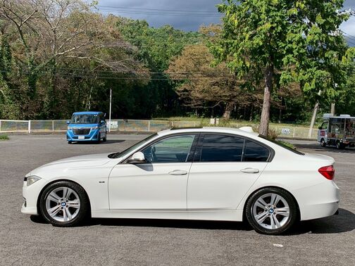 【友達追加の方法②】車両画像の2枚目のQRコードをLINEで読み込んで友達追加できます。