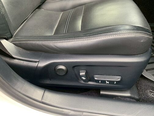 【友達追加の方法②】車両画像の2枚目のQRコードをLINEで読み込んで友達追加できます。