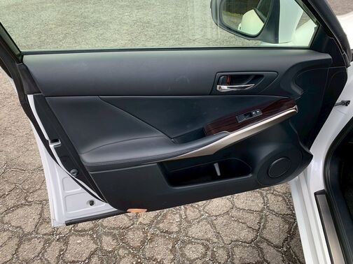 ご返信頂くと、当社の自社ローンの特徴について、詳しくご案内させて頂きますので、まずは公式LINEの友達登録をお願いします