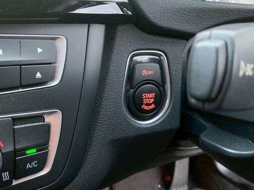 【友達追加の方法②】車両画像の2枚目のQRコードをLINEで読み込んで友達追加できます。