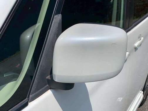 【内外装】当店は外装のキズ、凹み等があれば全て補修済みです。内装のシミのクリーニング、キズ等もリペア済みです。エンジンルームもきれいに清掃して仕上げています。