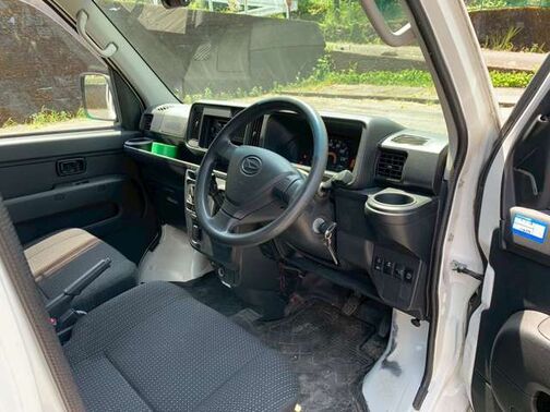 ご返信頂くと、当社の自社ローンの特徴について、詳しくご案内させて頂きますので、まずは公式LINEの友達登録をお願いします