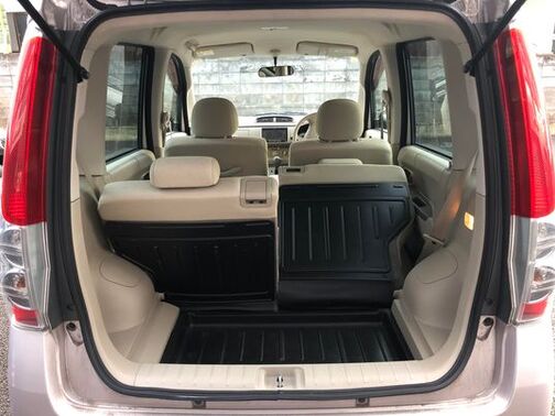 片側だけ倒して荷物も積める便利なシートです♪