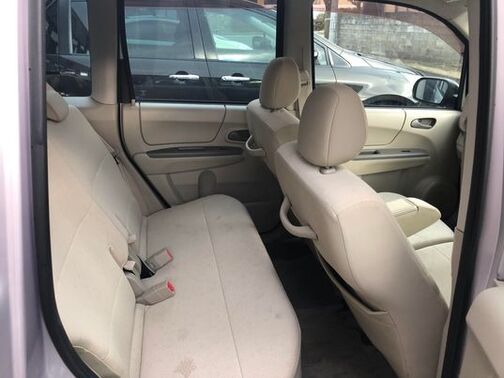 後席もゆったり座れる室内空間です♪