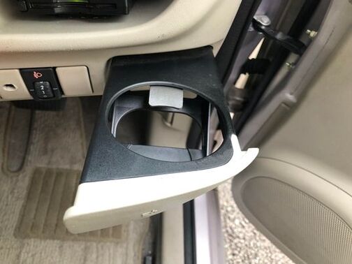 運転席にドリンクホルダーがありドライブにも便利です♪