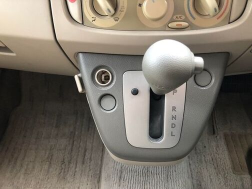 手の位置が近く操作しやすいインパネシフトです♪