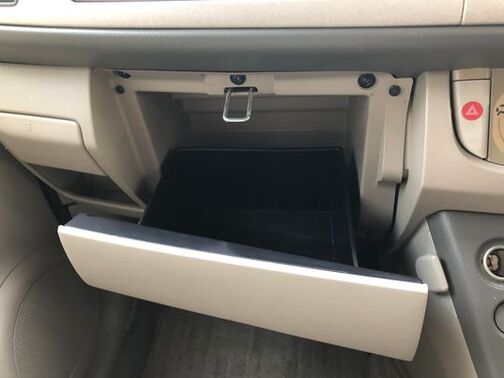 グローブボックス付♪車検証などの収納に便利です♪