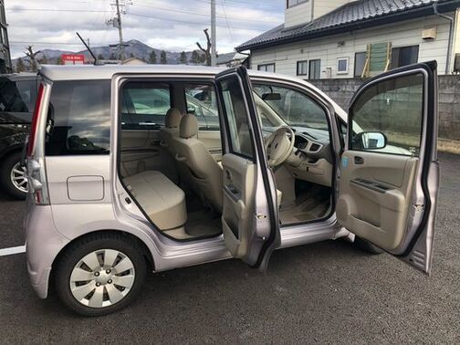 ドアが大きく開き、乗り降りしやすく室内も広々です♪