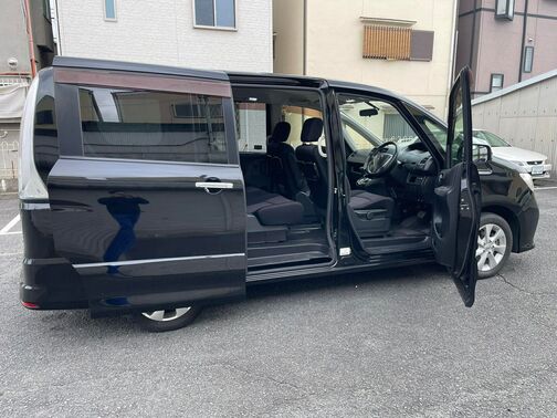 ドアが大きく開き、乗り降りしやすく室内も広々です♪