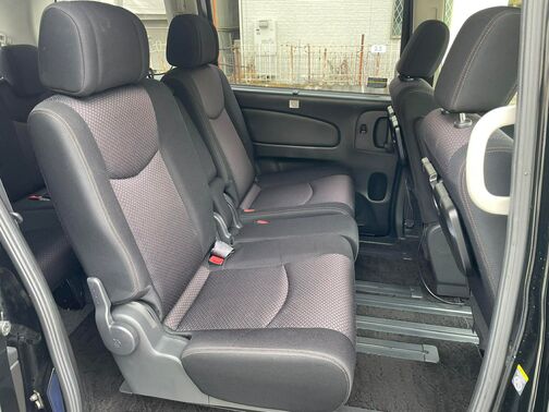 後席もゆったり座れる室内空間です♪