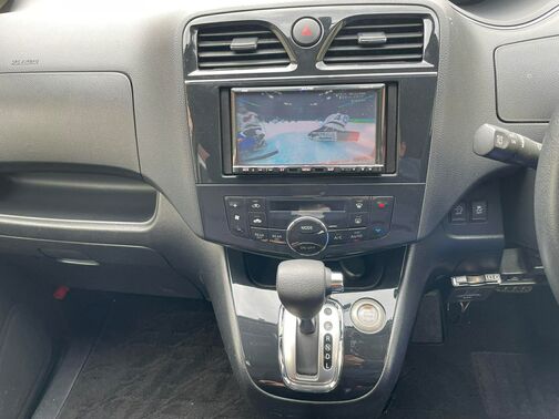 手の位置が近く操作しやすいインパネシフトです♪