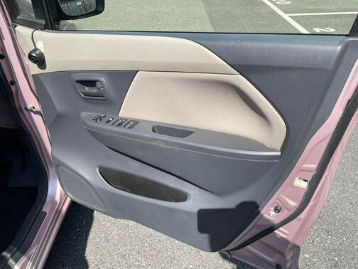 パワーウインドウ付でドアポケット収納もございます♪