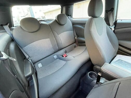 コンパクトながら後部座席もしっかりスペース確保！