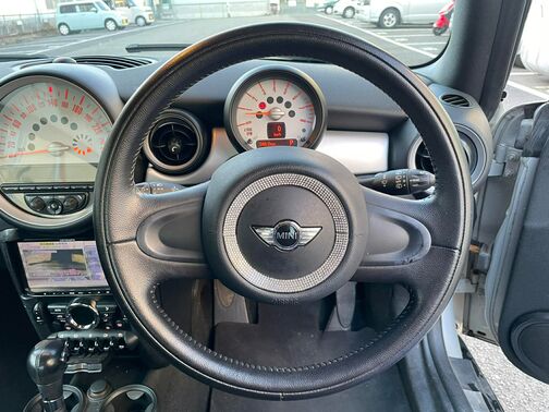 運転席からの視界も良好！MINIらしいデザインでドライブが楽しくなります♪