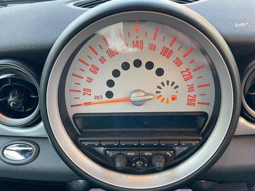 インパクトあるセンターメーター！遊び心あるMINIらしい内装です♪