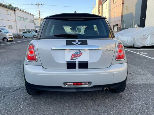 リアまで続くストライプで統一感のあるデザイン！後ろ姿も抜かりなしです！