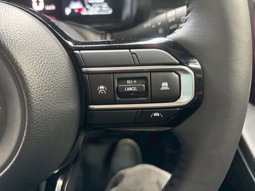 仮審査は公式LINEから簡単にお申し込み頂けます。LINEで上記QRコードを読み込んでお気軽にお申し込みください。LINE ID検索の場合は@567fslwuです。